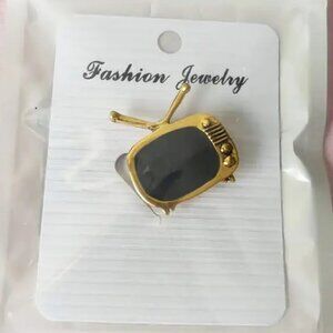 🌺 🌺 🌺 Vintage Style Gold and Black TV Brooch